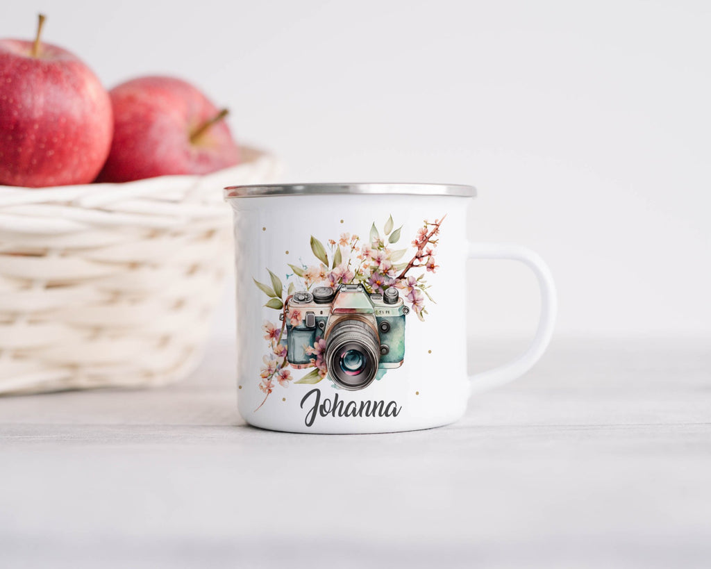 Personalisierte Emaille Tasse Kamera Design mit Blumen, Personalisiert mit Name Tasse, Geschenk für Fotografen, Blütendekor Becher - von Mikalino