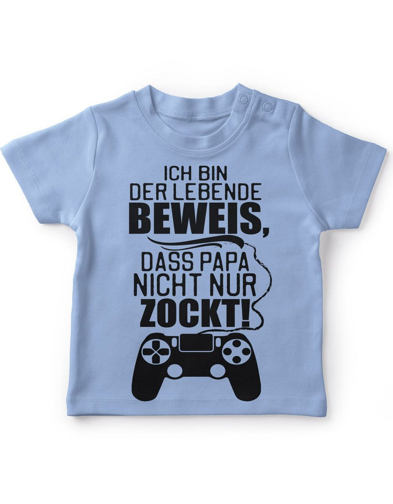 Baby / Kinder T-Shirt Ich bin der lebende Beweis, dass Papa nicht nur zockt. - von Mikalino