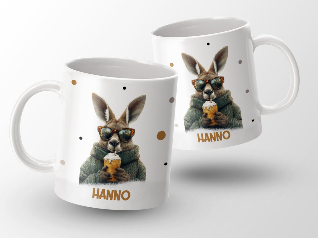 Keramik Tasse mit Wunschname Cooles Känguru Design - von Mikalino