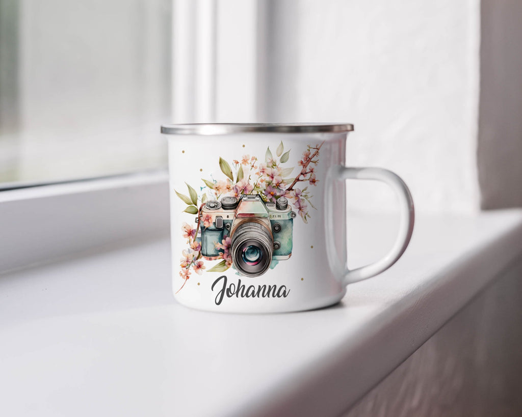 Personalisierte Emaille Tasse Kamera Design mit Blumen, Personalisiert mit Name Tasse, Geschenk für Fotografen, Blütendekor Becher - von Mikalino