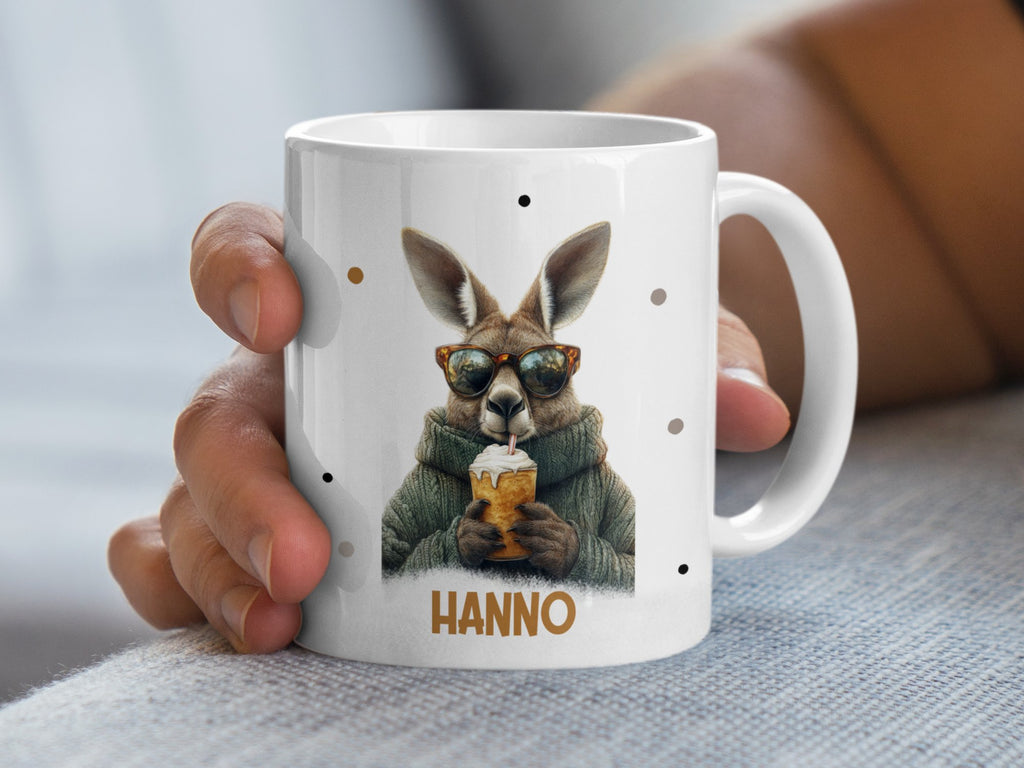 Keramik Tasse mit Wunschname Cooles Känguru Design - von Mikalino