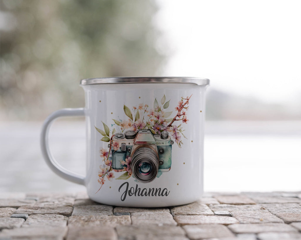 Personalisierte Emaille Tasse Kamera Design mit Blumen, Personalisiert mit Name Tasse, Geschenk für Fotografen, Blütendekor Becher - von Mikalino