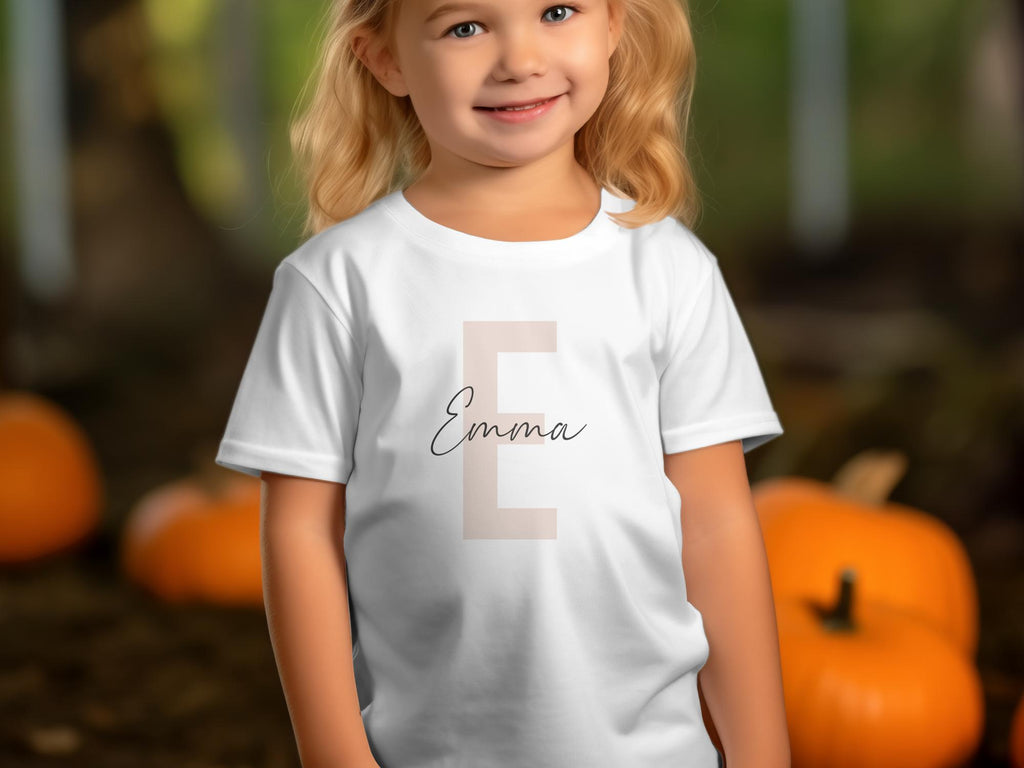 Elegantes Monogram T-Shirt, Modernes Design mit eigenem Namen, Personalisiertes Geschenk, Für Mädchen Stil - von Mikalino