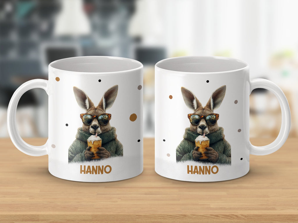 Keramik Tasse mit Wunschname Cooles Känguru Design - von Mikalino