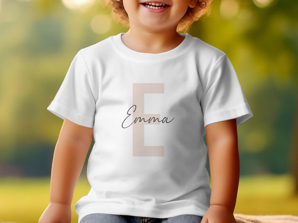 Elegantes Monogram T-Shirt, Modernes Design mit eigenem Namen, Personalisiertes Geschenk, Für Mädchen Stil - von Mikalino