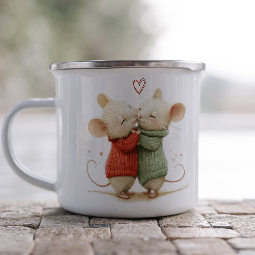 Emaille Tasse Kuschelnde Mäuse mit Pullovern und Herz Motiv mit Name personalisiert & Motiv | Geschenkidee (7485) - von Mikalino