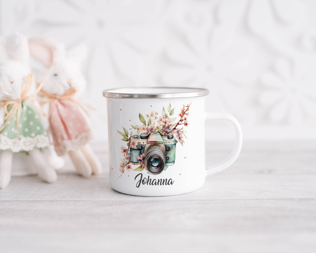 Personalisierte Emaille Tasse Kamera Design mit Blumen, Personalisiert mit Name Tasse, Geschenk für Fotografen, Blütendekor Becher - von Mikalino