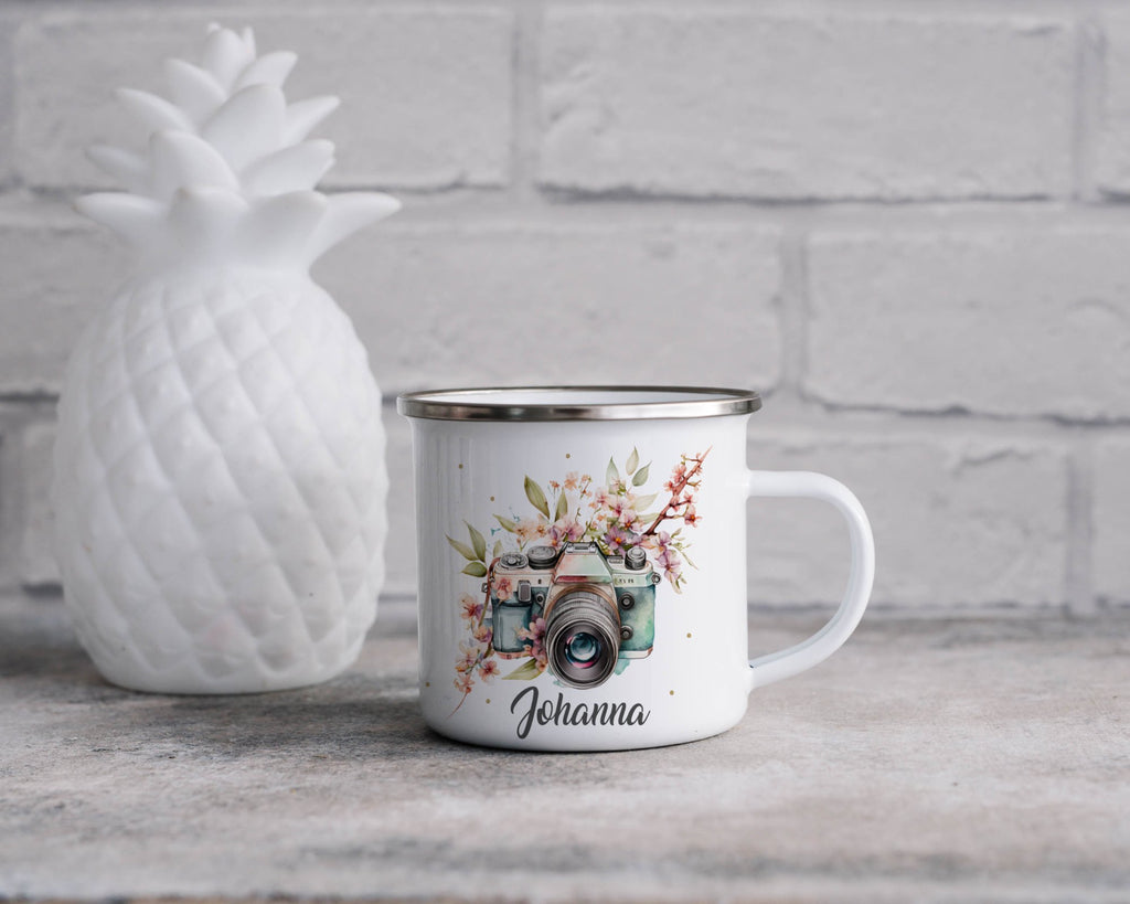 Personalisierte Emaille Tasse Kamera Design mit Blumen, Personalisiert mit Name Tasse, Geschenk für Fotografen, Blütendekor Becher - von Mikalino