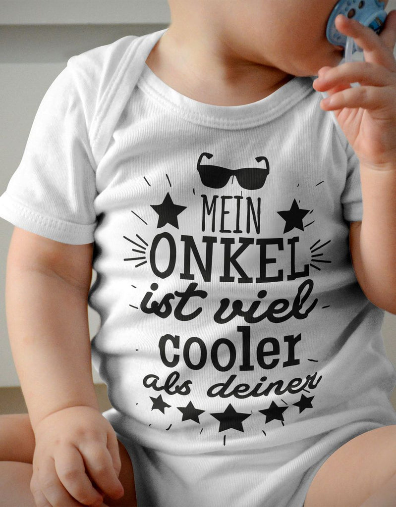 Babybody kurzarm Mein Onkel ist viel cooler als deiner v2 - von Mikalino