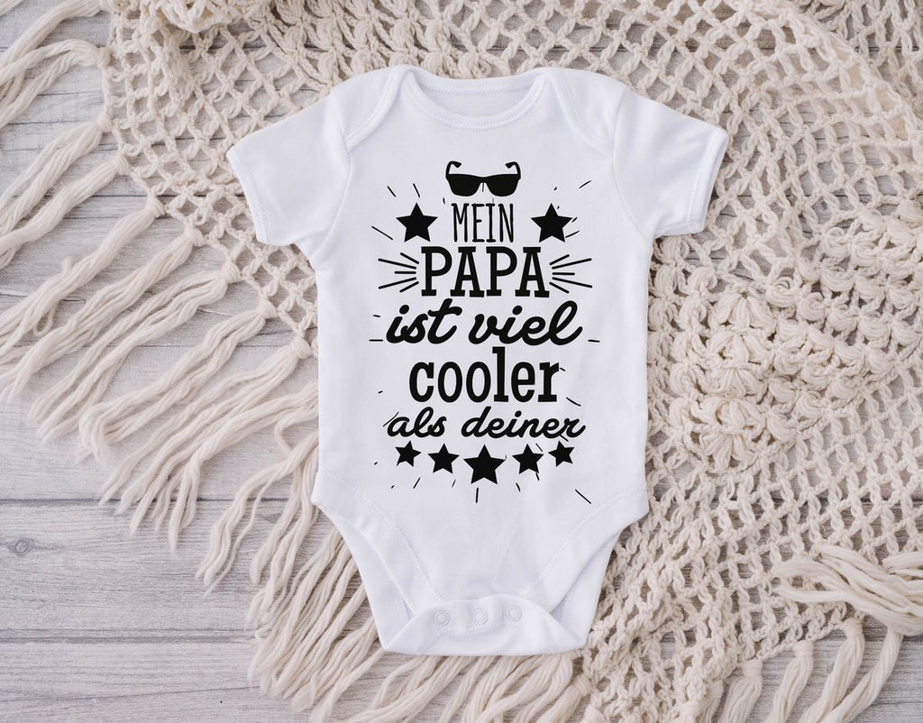 Babybody kurzarm Mein Papa ist viel cooler als deiner v2 - von Mikalino