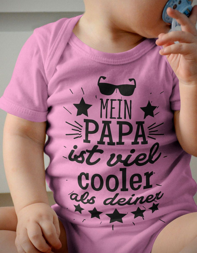 Babybody kurzarm Mein Papa ist viel cooler als deiner v2 - von Mikalino