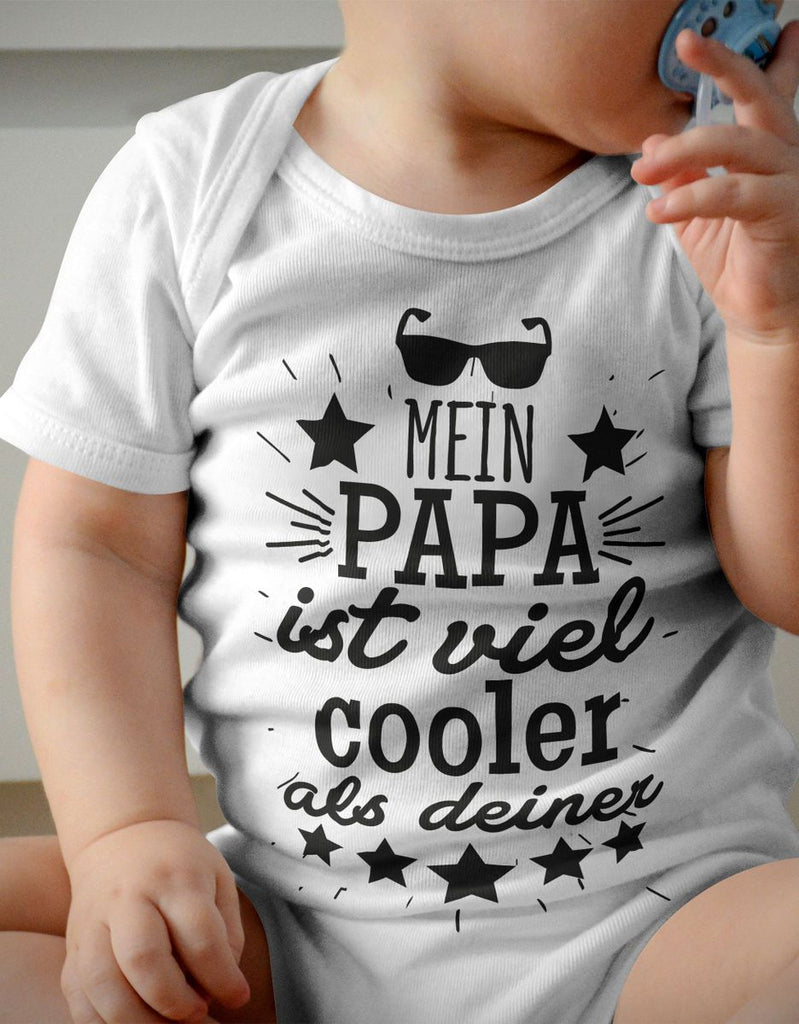 Babybody kurzarm Mein Papa ist viel cooler als deiner v2 - von Mikalino