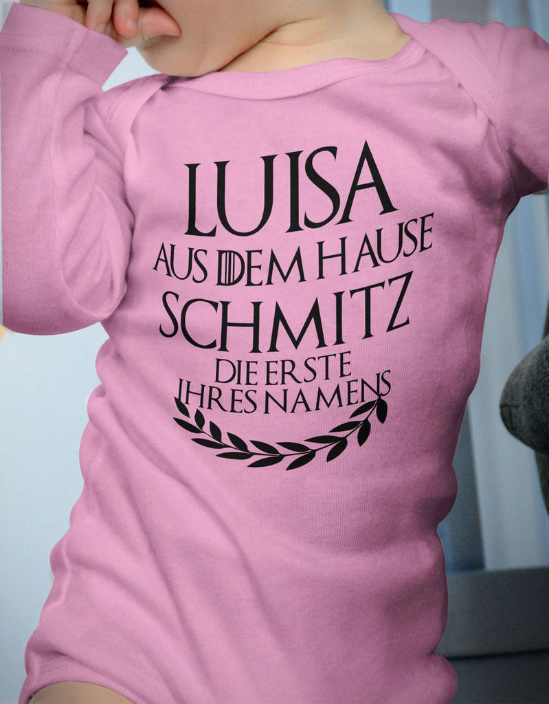 Babybody Langarm Individueller Name "aus dem Hause … - von Mikalino