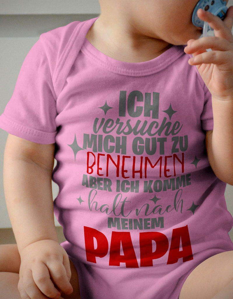 Babybody kurzarm Ich versuche mich gut zu benehmen aber ich komme halt nach meinem Papa - von Mikalino