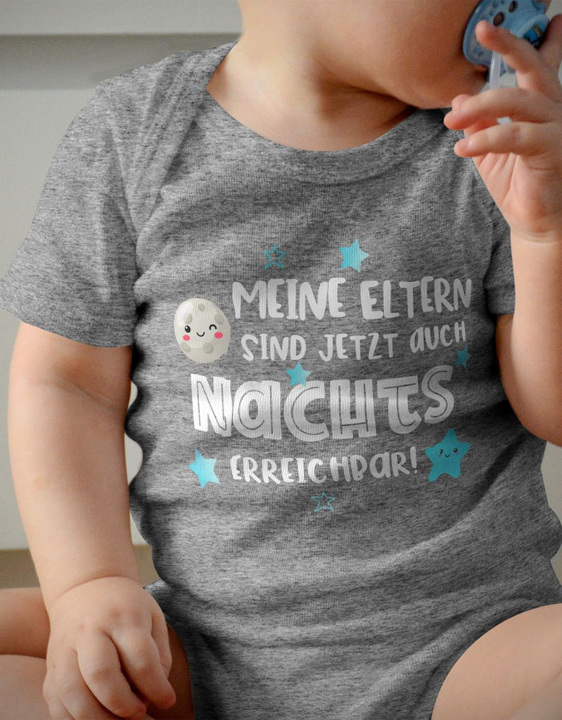 Babybody kurzarm Meine Eltern sind jetzt auch nachts erreichbar - von Mikalino