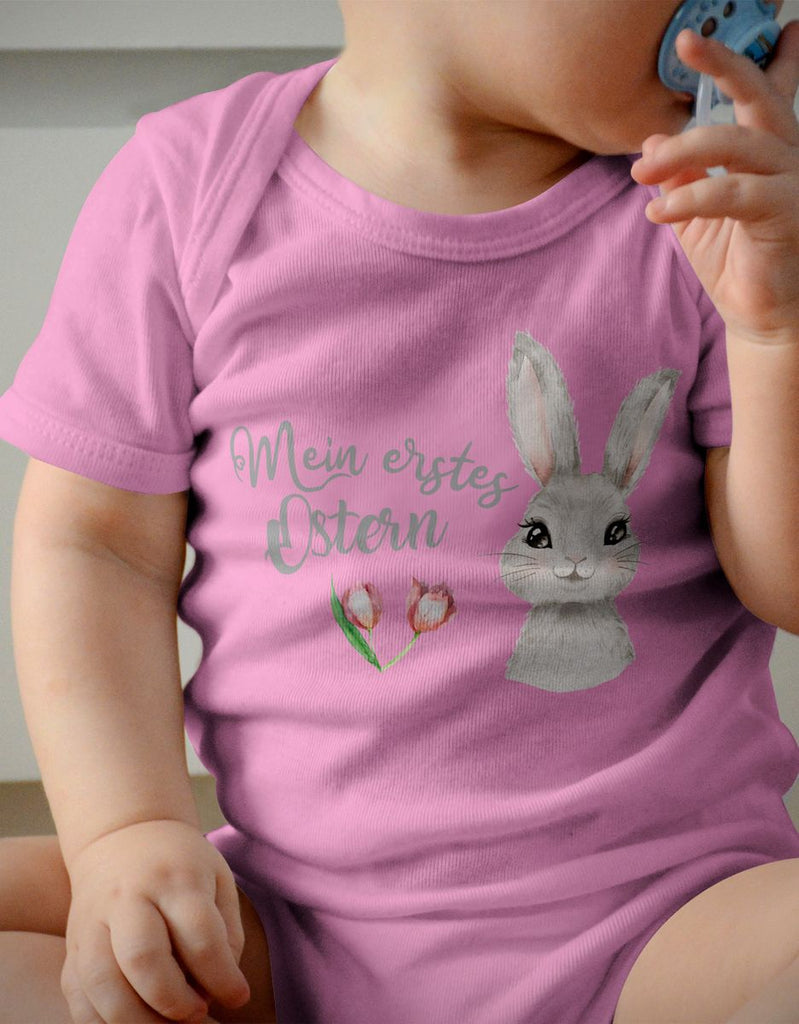 Mikalino Babybody mit Spruch Mein erstes Ostern | Kurzarm Strampler für Jungen und Mädchen | Geschenkidee - von Mikalino