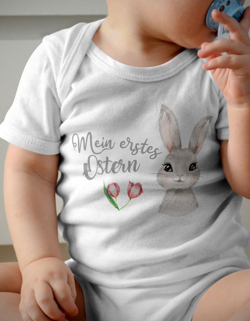 Mikalino Babybody mit Spruch Mein erstes Ostern | Kurzarm Strampler für Jungen und Mädchen | Geschenkidee - von Mikalino