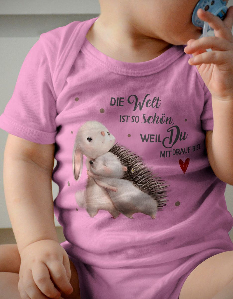 Babybody mit Spruch Die Welt ist so schön, weil Du mit drauf bist Hase und Igel | Kurzarm - von Mikalino