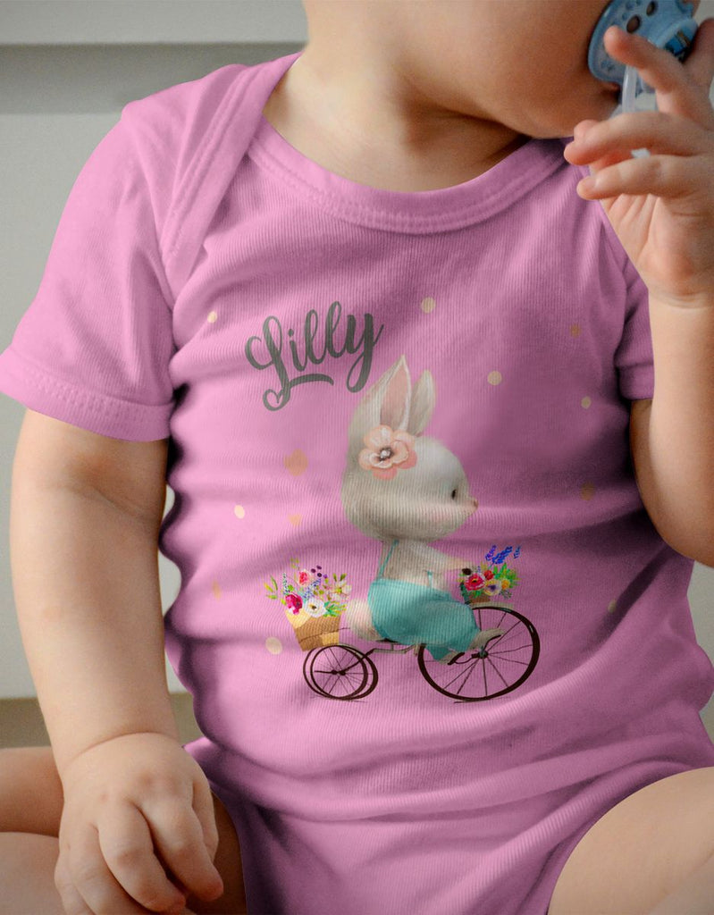 Mikalino Babybody mit Spruch Hase auf Fahrrad mit Namen | Kurzarm Strampler für Jungen und Mädchen | Geschenkidee - von Mikalino