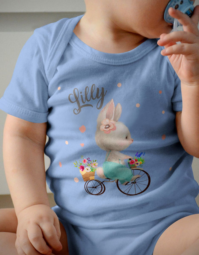 Mikalino Babybody mit Spruch Hase auf Fahrrad mit Namen | Kurzarm Strampler für Jungen und Mädchen | Geschenkidee - von Mikalino