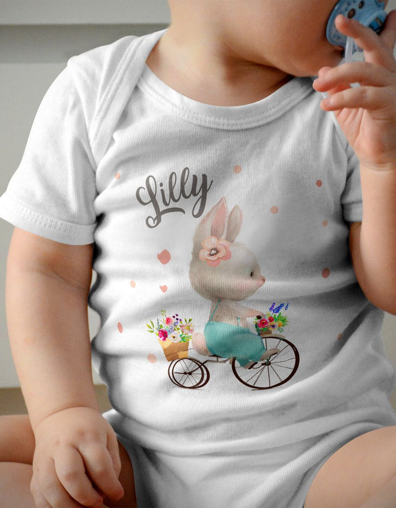 Mikalino Babybody mit Spruch Hase auf Fahrrad mit Namen | Kurzarm Strampler für Jungen und Mädchen | Geschenkidee - von Mikalino