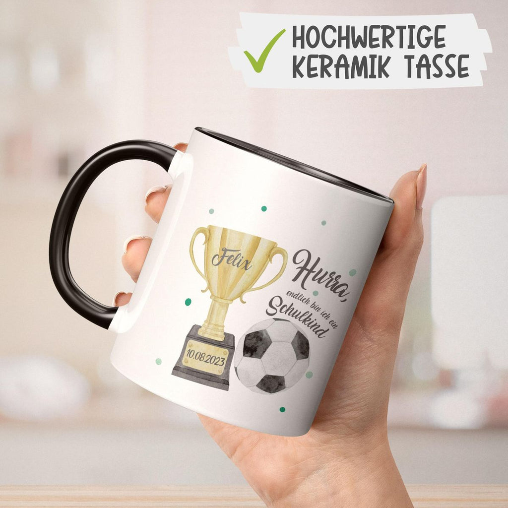 Keramik Tasse Hurra, endlich bin ich ein Schulkind Fussball personalisiert mit Wunschname und Datum - von Mikalino