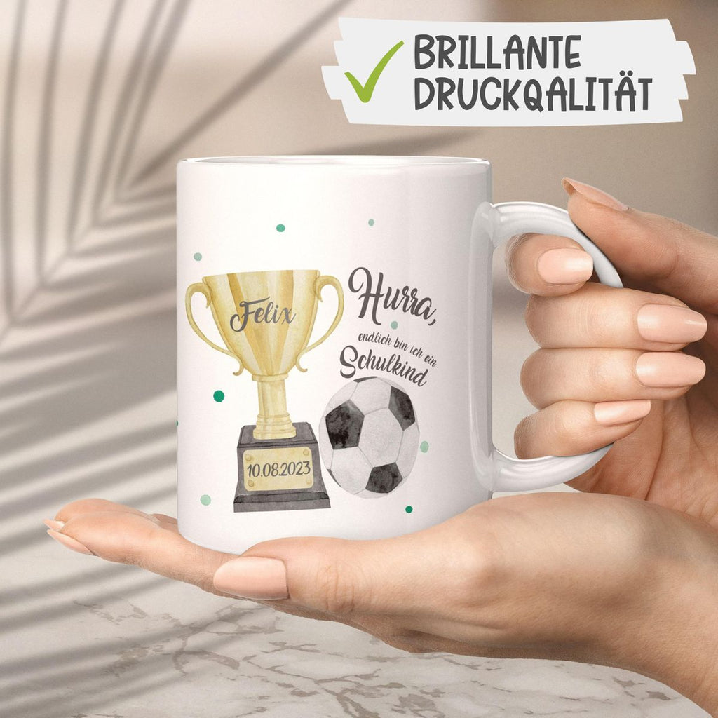 Keramik Tasse Hurra, endlich bin ich ein Schulkind Fussball personalisiert mit Wunschname und Datum - von Mikalino