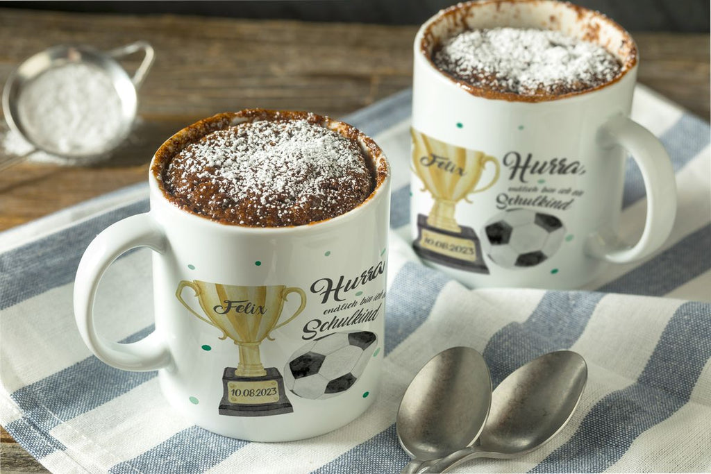 Keramik Tasse Hurra, endlich bin ich ein Schulkind Fussball personalisiert mit Wunschname und Datum - von Mikalino