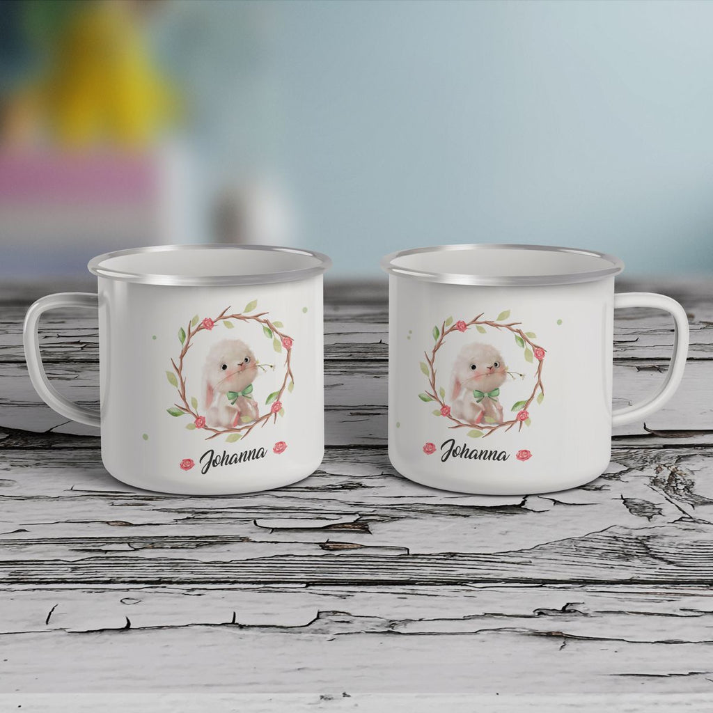 Emaille Tasse Süßer kleiner Hase im Blumenkranz personalisiert mit Wunschname - von Mikalino