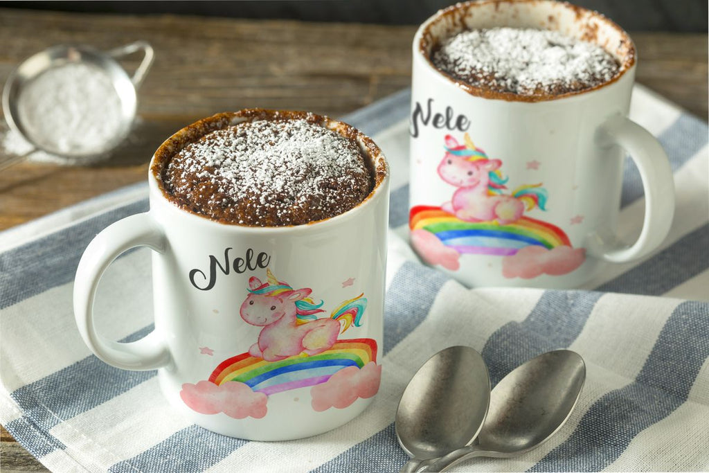 Keramik Tasse Niedliches Einhorn auf einem Regenbogen personalisiert mit Wunschname - von Mikalino