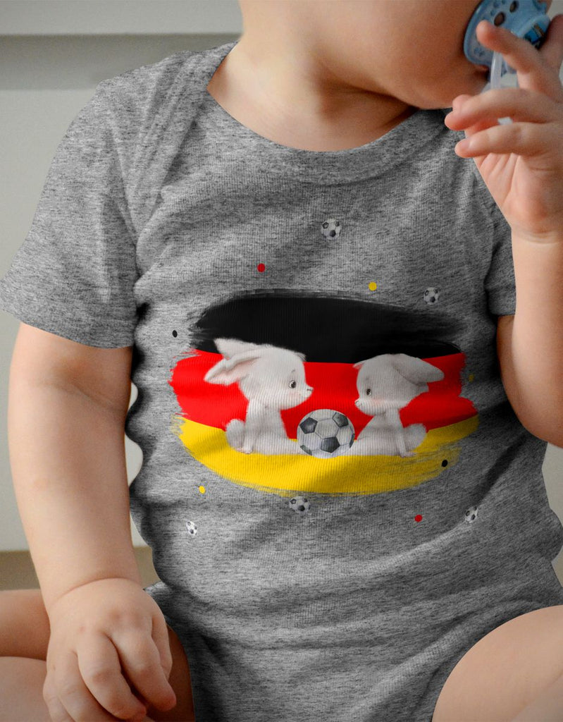 Babybody mit Spruch Zwei süße Fussball Hasen mit einer Deutschlandflagge - von Mikalino