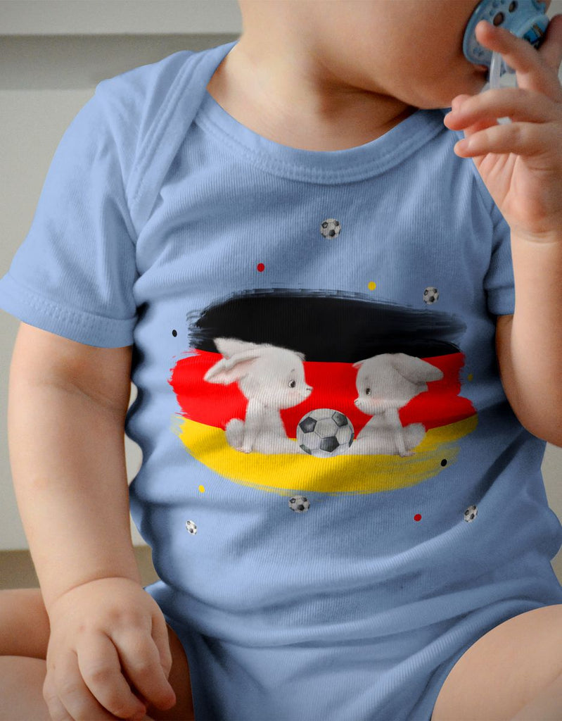 Babybody mit Spruch Zwei süße Fussball Hasen mit einer Deutschlandflagge - von Mikalino