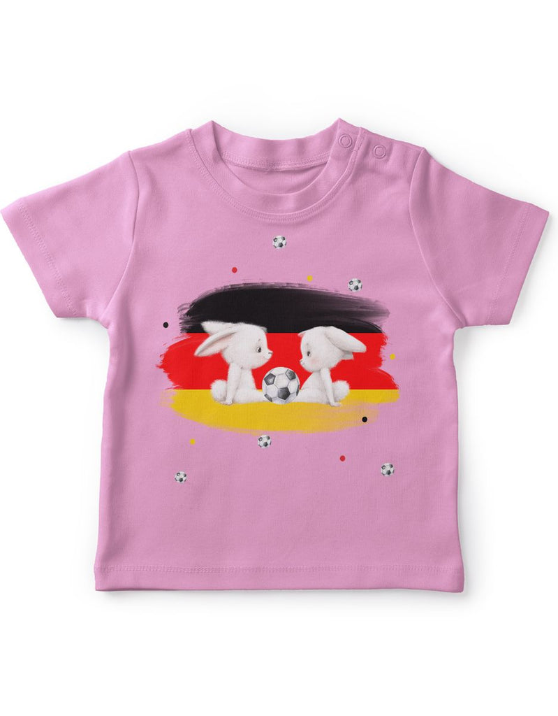 Baby / Kinder T-Shirt mit Spruch Zwei süße Fussball Hasen mit einer Deutschlandflagge - von Mikalino