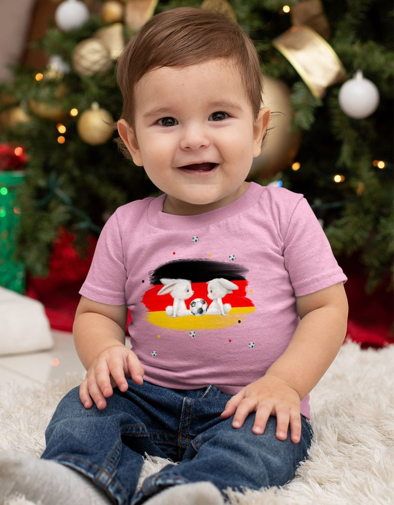 Baby / Kinder T-Shirt mit Spruch Zwei süße Fussball Hasen mit einer Deutschlandflagge - von Mikalino