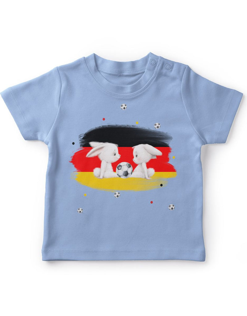 Baby / Kinder T-Shirt mit Spruch Zwei süße Fussball Hasen mit einer Deutschlandflagge - von Mikalino