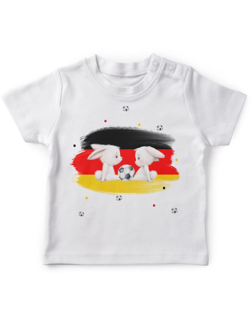 Baby / Kinder T-Shirt mit Spruch Zwei süße Fussball Hasen mit einer Deutschlandflagge - von Mikalino