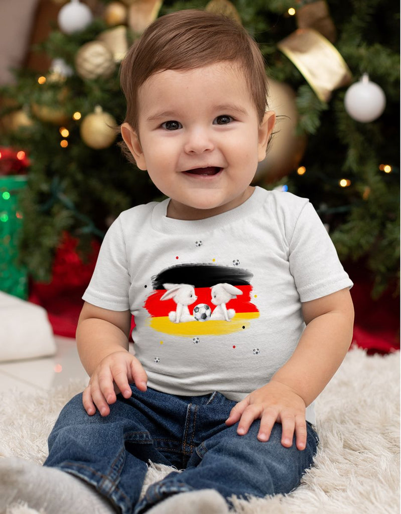 Baby / Kinder T-Shirt mit Spruch Zwei süße Fussball Hasen mit einer Deutschlandflagge - von Mikalino