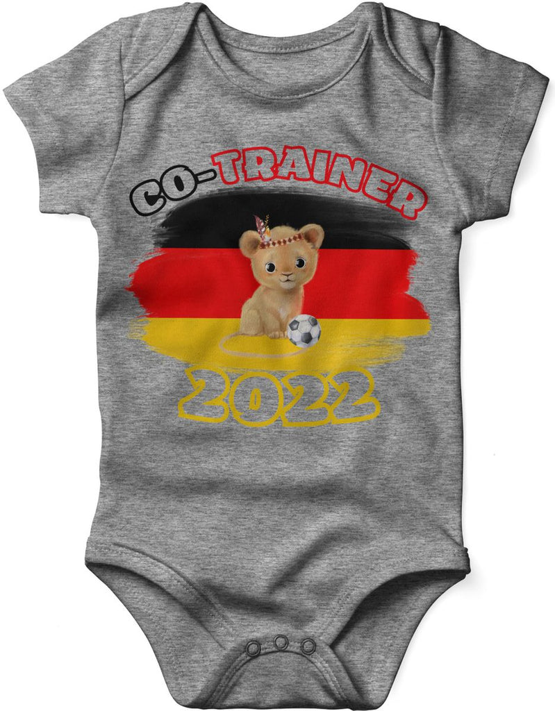 Babybody mit Spruch Kleiner Löwe Co-Trainer Deutschland - von Mikalino