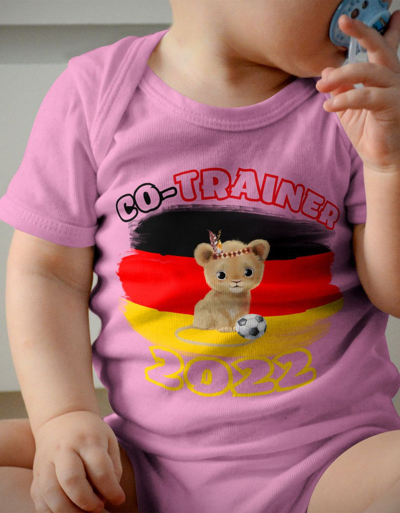 Babybody mit Spruch Kleiner Löwe Co-Trainer Deutschland - von Mikalino