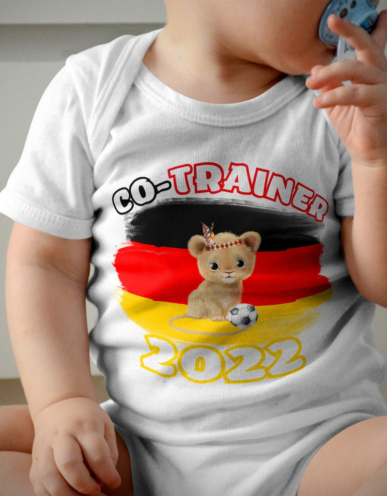 Babybody mit Spruch Kleiner Löwe Co-Trainer Deutschland - von Mikalino