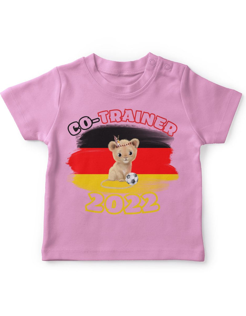 Baby / Kinder T-Shirt mit Spruch Kleiner Löwe Co-Trainer Deutschland - von Mikalino