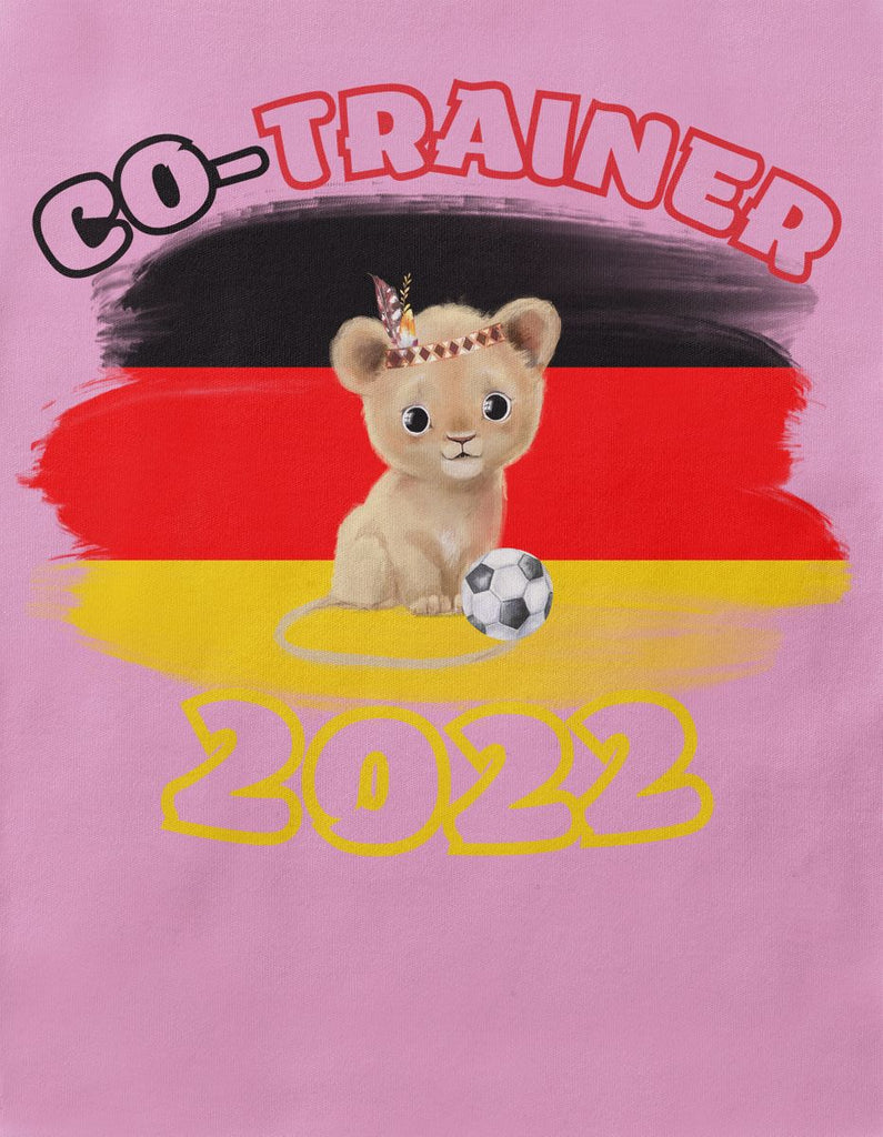 Baby / Kinder T-Shirt mit Spruch Kleiner Löwe Co-Trainer Deutschland - von Mikalino