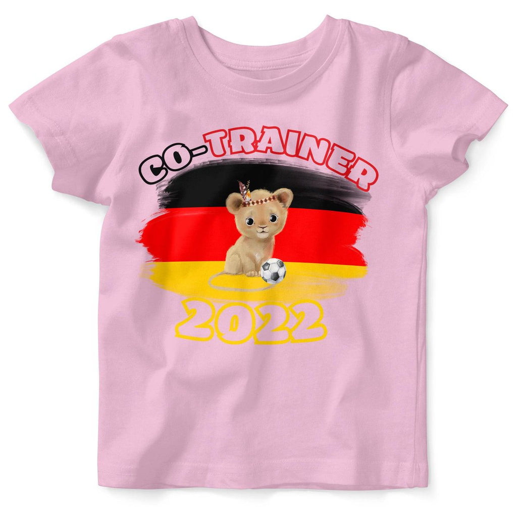 Baby / Kinder T-Shirt mit Spruch Kleiner Löwe Co-Trainer Deutschland - von Mikalino