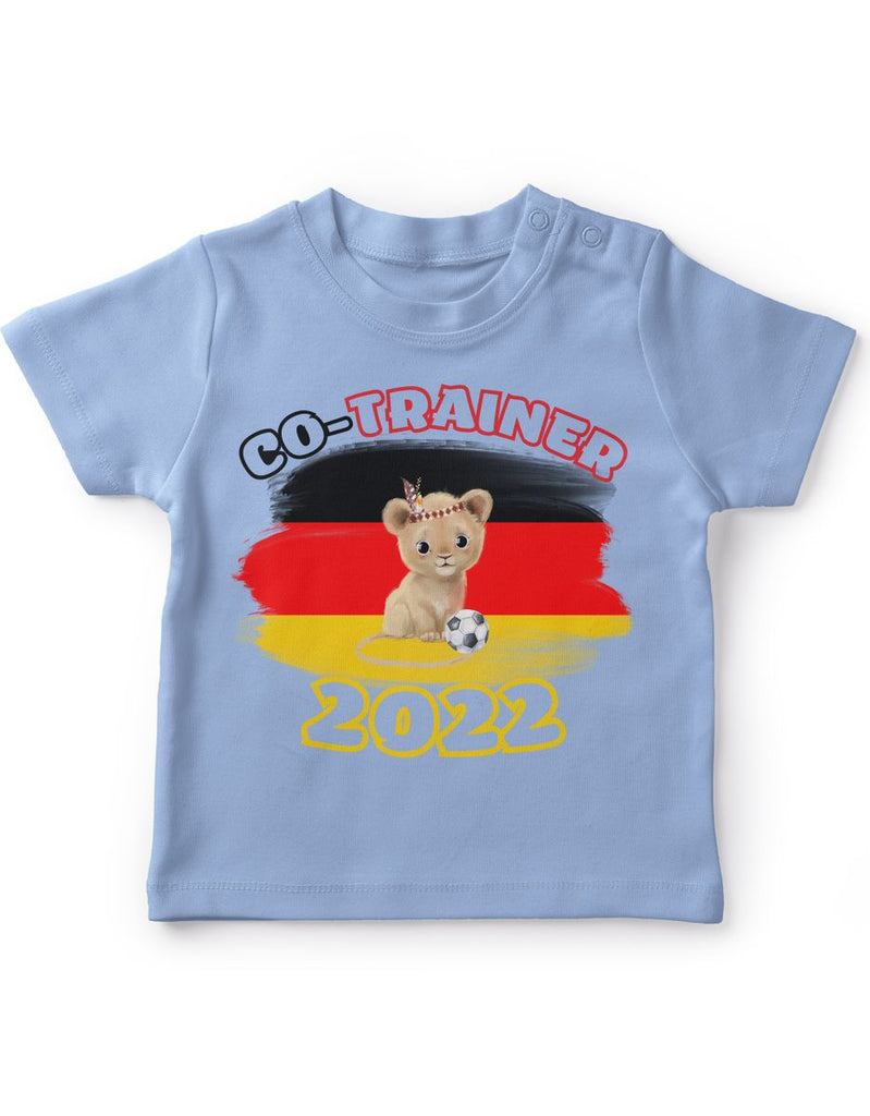 Baby / Kinder T-Shirt mit Spruch Kleiner Löwe Co-Trainer Deutschland - von Mikalino