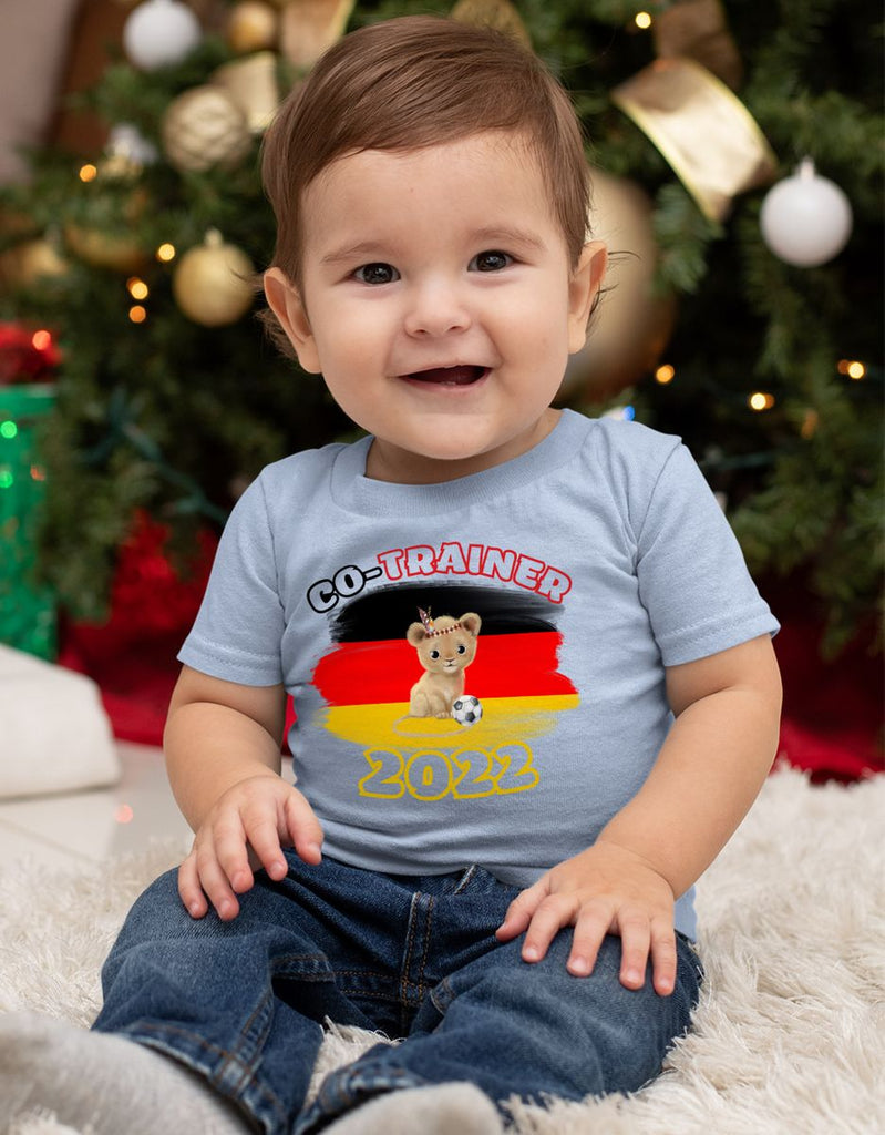 Baby / Kinder T-Shirt mit Spruch Kleiner Löwe Co-Trainer Deutschland - von Mikalino