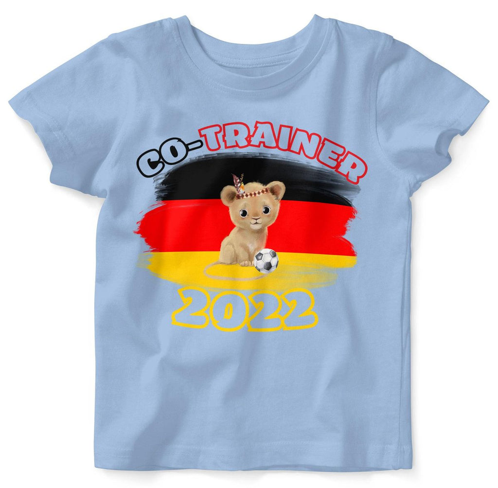 Baby / Kinder T-Shirt mit Spruch Kleiner Löwe Co-Trainer Deutschland - von Mikalino