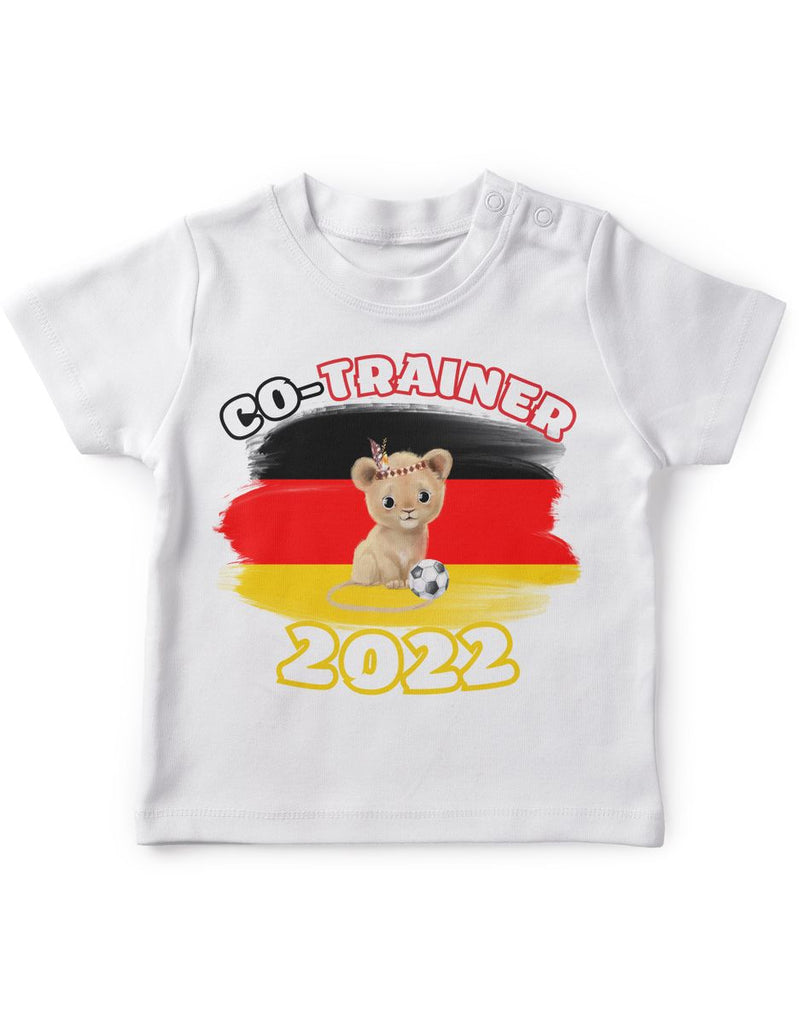 Baby / Kinder T-Shirt mit Spruch Kleiner Löwe Co-Trainer Deutschland - von Mikalino