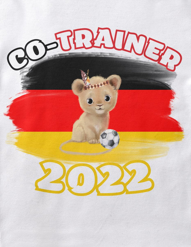 Baby / Kinder T-Shirt mit Spruch Kleiner Löwe Co-Trainer Deutschland - von Mikalino