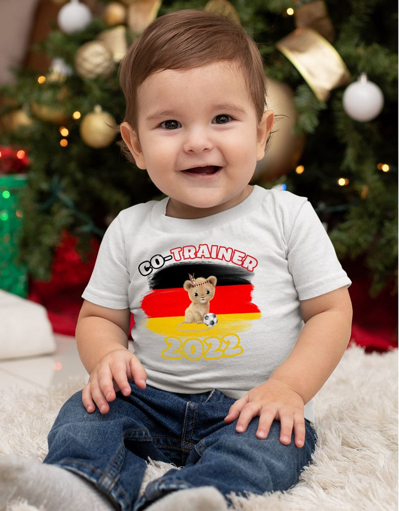 Baby / Kinder T-Shirt mit Spruch Kleiner Löwe Co-Trainer Deutschland - von Mikalino