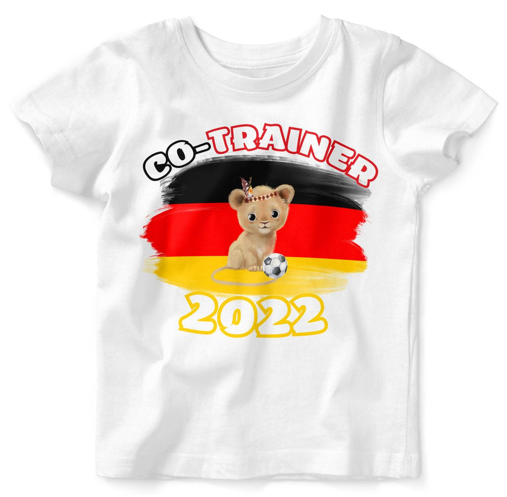 Baby / Kinder T-Shirt mit Spruch Kleiner Löwe Co-Trainer Deutschland - von Mikalino